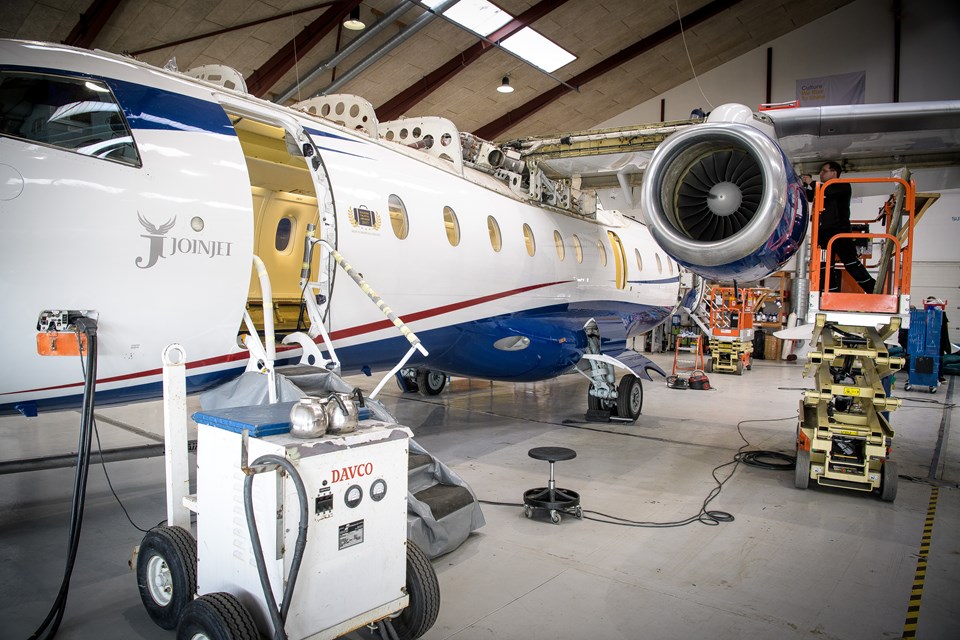 Sun-Air of Scandinavia har i Danmark sit største værksted i Tved. Hertil flyves selskabets egne fly, når de skal i gang med den store ”Maintenance”, der strækker sig over 4-8 uger. Flyet frigives først, når det er gennemgået af en flymekaniker, der er specialist på den enkelte flytype. Sun-Air medvirker i øvrigt til at uddanne nye flymekanikere. Der er én lærling nu. Skolen ligger i København. Foto: Bo Lehm Lone Lærke Krog og Bo Lehm (foto)
