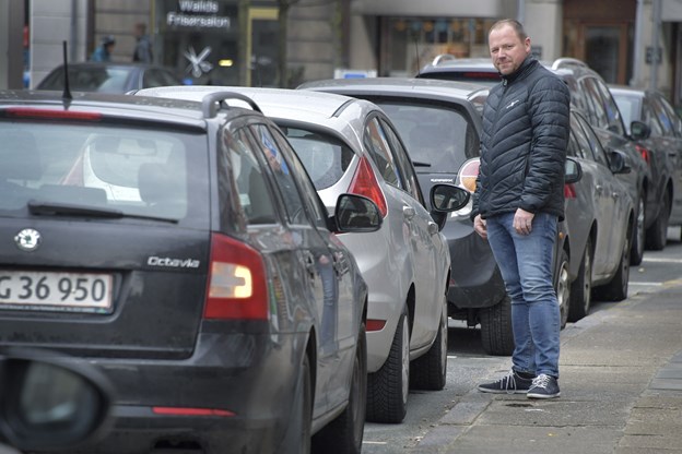 Formand for Hjørring Handel, Allan Sørensen ønsker snarlig handling, og han er åben for flere muligheder for at skabe mere flow på p-pladserne i midtbyen. Jakob Gammelgaardog Bente Poder (foto)