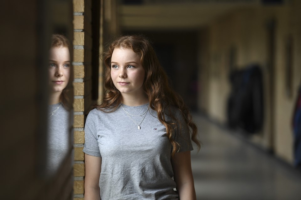 - Dét at man hele tiden skal se ud i fremtiden, det bliver jeg stresset over og føler som et pres. Jeg ved, at efter folkeskolen, så kommer gymnasiet, og hvis jeg gør det godt dér, ja, så fint nok, men så kommer der lige pludselig en videregående uddannelse derefter. Man kan ikke se en ende. Hvornår stopper det, spørger Anne Thomsen, der går i 9. klasse på Hedegårdsskolen i Brønderslev. Foto: Mette Nielsen Caspar Birk, Lars Teilmann og Helle Madsen