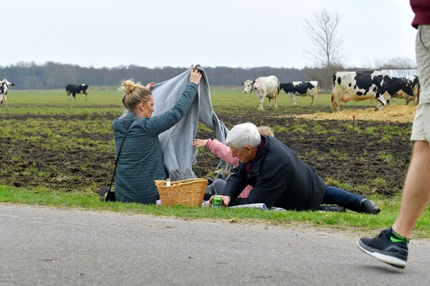 Mange familier havde taget plads ved marken for at få en god plads samt hygge med lidt frokost. Caspar Birk