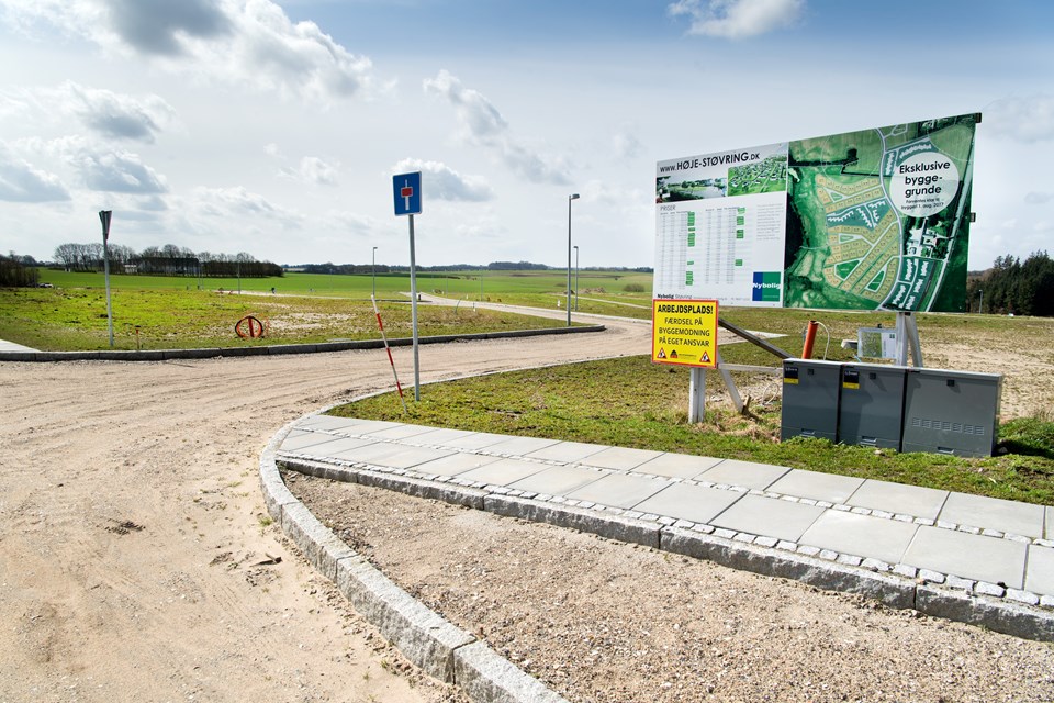 Foto: Torben HansenUdstykning omkring Hobrovej 160, 9530 Støvring Lokalplanen for den nye store udstykning Høje Støvring 2 er blevet ophævet af Planklagenævnet efter en klage fra DN Rebild - på grund af støj fra skydebanen. Byggemodningen er ellers i fuld gang med kloakering, veje og kantsten, og ca halvdelen af de 58 byggegrunde er reserveret. Margit Sig