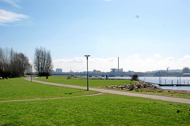Lindholm Strandpark er et lækkert sted at nyde vejret på solsiden. Camilla Gammelgaard og Katrine Brix Christiansen (foto)