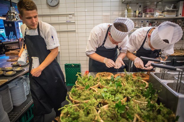 Her ses endnu en anretning, hvor de lysegrønne farver dominerer. Det var også på forhånd bestemt, at retterne skulle indeholde lokale råvarer. Camilla Gammelgaard og Martin Damgård (foto)