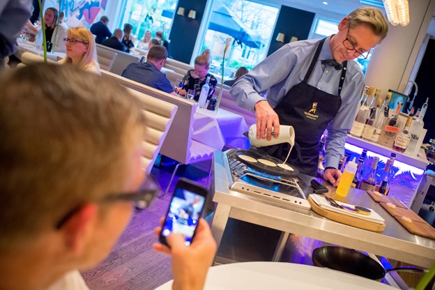 Her ses Morten ”Kok” Nielsen under forberedelser i restauranten. Camilla Gammelgaard og Martin Damgård (foto)