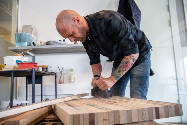 Dan Bruun har tidligere arbejdet som tømrer, og han beskriver sig selv som en multikunstner, der især arbejder med træ og jern. Tina Larsen og Kim Dahl (foto)
