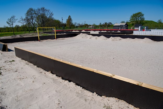 Bag Bannerslundhallen er anlagt to beachbaner med det flotteste strandsand. Hans Christensen og Kim Dahl Hansen (foto)