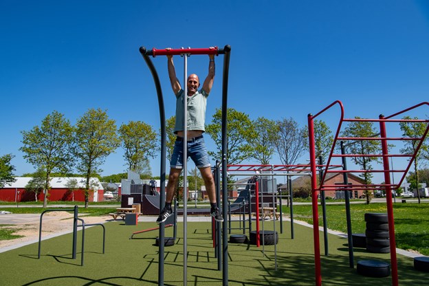 Henrik Buchholtz har selvfølgelig selv testet crossfitbanen, der kan give selv den sejeste sportsmand sved på panden. Hans Christensen og Kim Dahl Hansen (foto)