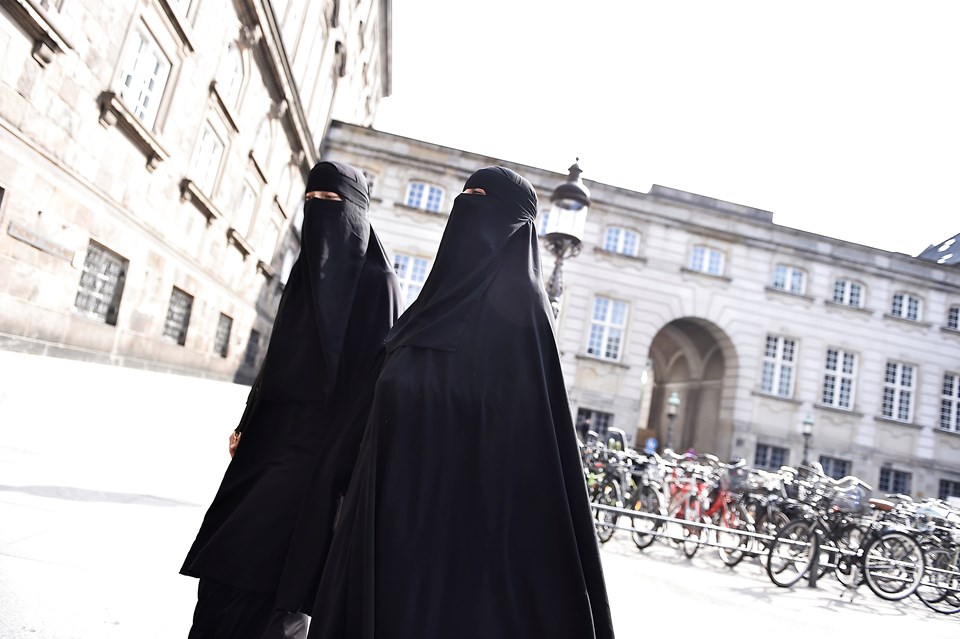 To kvinder i niqab ankommer til Christiansborg, hvor regeringens såkaldte tildækningsforbud, som blandt andet vil ramme burkaer, torsdag blev vedtaget af et flertal i Folketinget. Der var dog ikke enighed blandt regeringspartierne, hvor hovedparten af Liberal Alliances medlemmer stemte imod. Det samme gjorde Enhedslisten, Alternativet, Radikale Venstre og SF. For stemte S, DF, Venstre, Konservative samt to medlemmer af LA. Foto: Mads Claus Rasmussen/Ritzau Scanpix Anders Sønderup