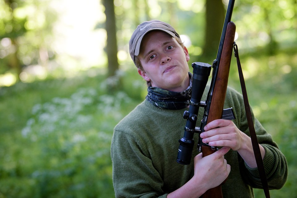 Jagtsæsonen på rågeungerne er begrænset til maj måned. Hver morgen siden 5. maj har jægere været i gang i Christiansgave med reguleringen. Rågen er fredet, og det er kun ungerne, der må skydes i perioden. Sidst på sæsonen begynder ungerne også at kunne flyve samtidig med bladene gør dem sværere at se. Derfor bruger Michael Christiansen sin hørelse til at spotte fuglene i trætoppene. Mikkel Eklund og Bo Lehm (foto)