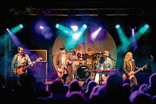 Hardinger Band kommer og giver en gratis koncert på Fisketorvet fredag aften.