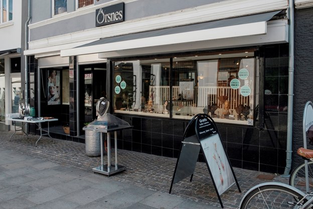 Guldsmedeforretningen Ørsnes lukker, og ejendommen i Gravensgade 19 i Aalborgs centrum er nu sat til salg. Torben O. Andersen og Lasse Sand (foto)