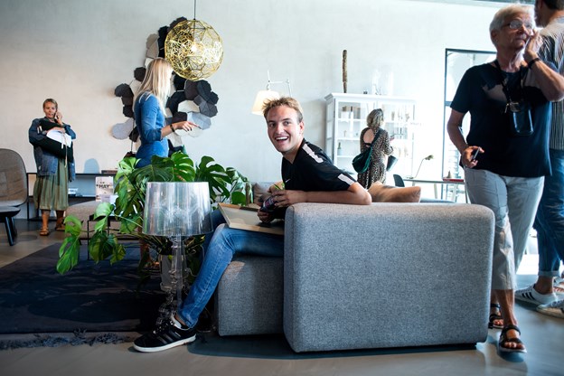 Tobias Rosholm havde fundet et blødt hjørne, hvor han kunne vogte de varer, som kæreste og svigermor gik rundt og fandt. Katrine Schousboe