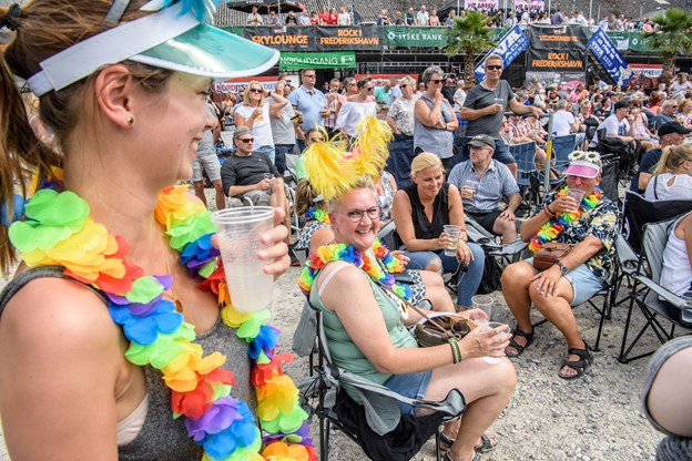 Koncertstolene var fundet frem og pigerne spændt op til lir, da Dodo & The Dodos vågnede i natten og bød op til en svingom i varmen på Knivholts gårdsplads. Foto: Peter Broen Hans Christensen