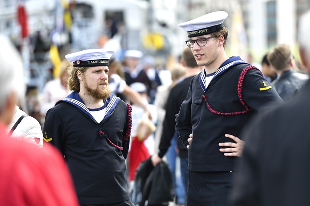Aalborg Regatta trækker altid tusindvis af mennesker til byen - blandt dem besætningerne fra skibene, der inviterer ombord til åbent skib. Arkivfoto: Michael Koch Tina Larsen