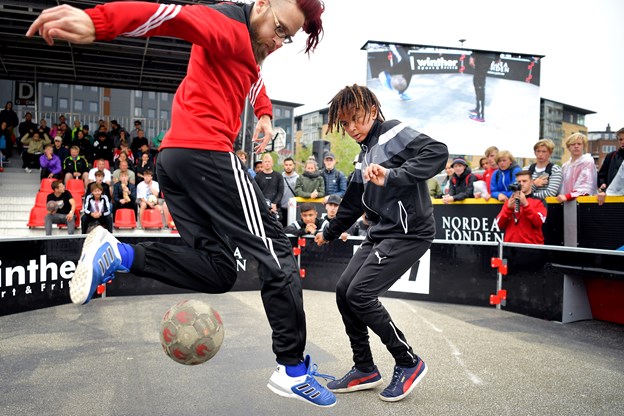 Copenhagen Panna House viser, hvor hurtige fødder, det kræver at spille panna. Spillet minder om fodbold, men man dyster én mod én i en lille arena. Arkivfoto: Torben Hansen Katrine Schousboe