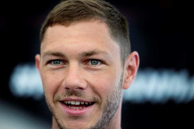 Henrik Dalsgaard kan på lørdag komme til at spille direkte over for AaB’eren Edison Flores. Thomas Jasper