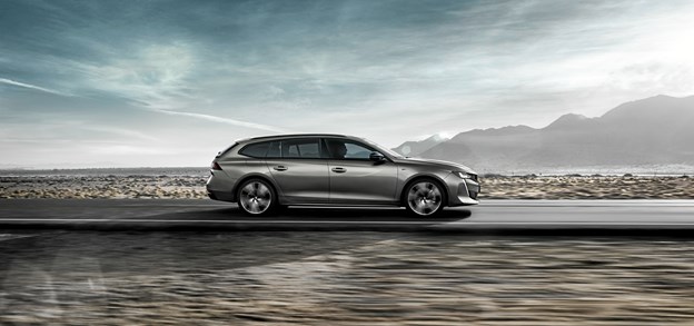 Designet er skarpt med en lavtliggende hoftelinje, og der er opnået en perfekt balance mellem sporty elegance og funktionalitet med rummelig passagerplads og et generøst bagagerum. Jens Overgaard