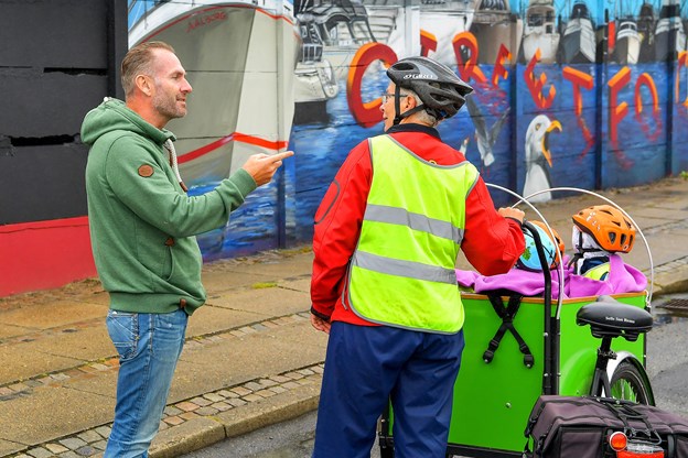 Mod Skudehavnsvej har kunstneren Richard Holmes givet muren nyt liv med en kæmpe maritim grafitti. Katrine Schousboe og Jesper Thomasen (foto)