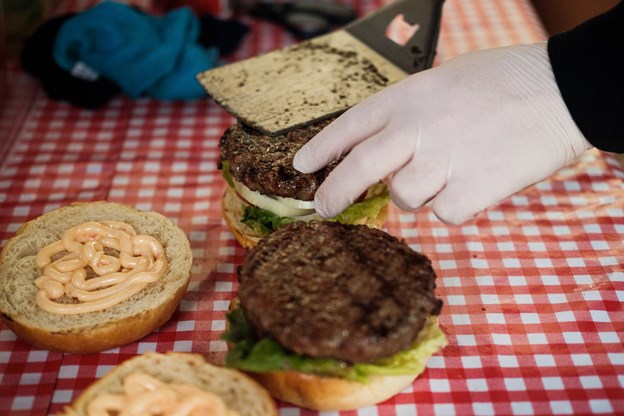 Det er ikke kun fodboldfans, der ligger vejen forbi Meats pop up shop. De sælger generelt mange burgere derfra. Camilla Gammelgaard og Lasse Sand (foto)