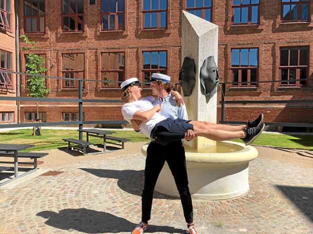 Studentertid er fest og farver. Men for Nicolai Bergulff (liggende) er glansen gået lidt af det hele med tabet af studenterhuen.Privatfoto Katrine Schousboe