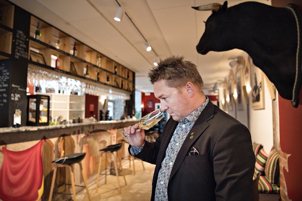 Det er vigtigt at turde tænke lidt anderledes, når der skal vin på bordet. En cava kan for eksempel sagtens drikkes med en stor, rød bøf, siger Kristian Ishøy. Anne Helene Kahr Thomsen og Hans Ravn (foto)