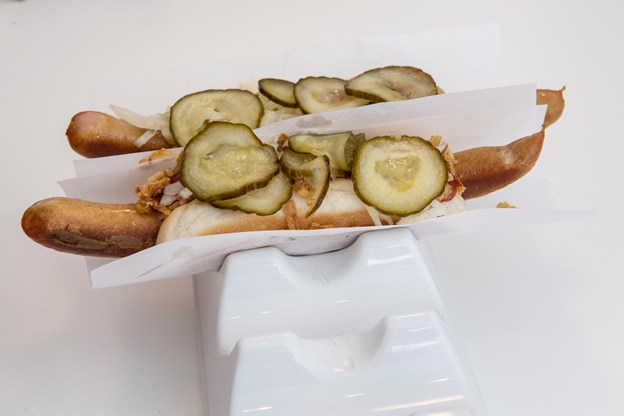 Hotdogs er fortsat Fontænens varemærke. Katrine Schousboe og Laura Guldhammer (foto)