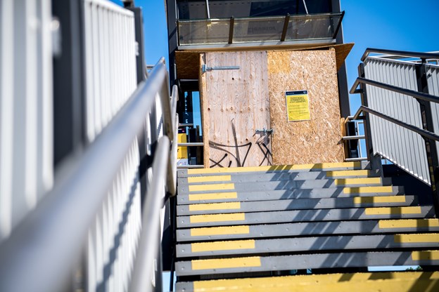 Elevatordørene er nu helt afspærrede med træplader. Foto: Andreas Falck Ole Jensen