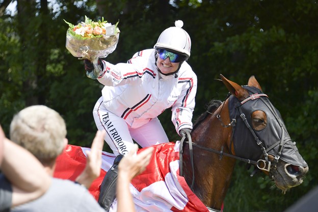 Så skal der rides sejrsrunde. Foto: Michael Koch Esben Heine og Michael Koch (foto)