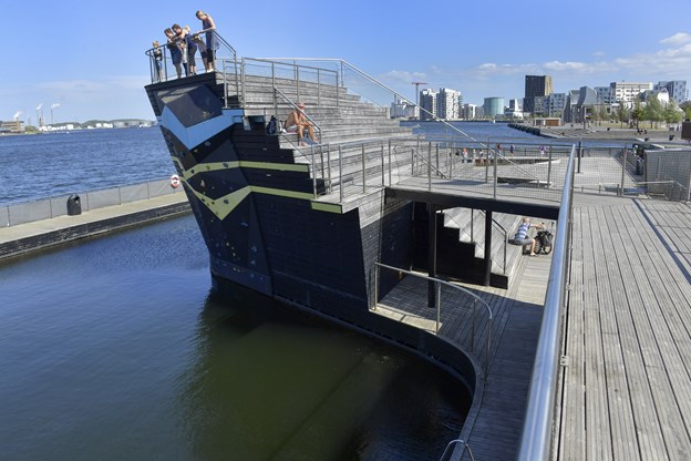 Man kan da altid se sig lidt omkring og nyde udsigten over fjorden, når man nu alligevel har fundet vej til Aalborg Havnebad. Torben O. Andersen og Michael Koch (foto)