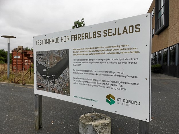 På Stigsborg Brygge fortæller et stort skilt om testsejladserne, der netop er gået i gang.Privatfoto Katrine Schousboe