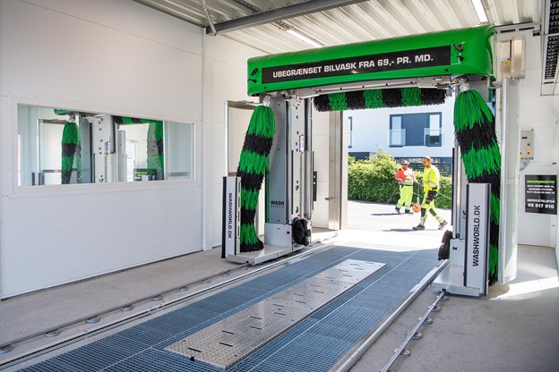 Bilisterne har tilladelse til at blive siddende i bilen, mens den bliver vasket, og skulle der mod forventning opstå problemer, så skal man bare trykke på bilhornet. Så stopper anlægget omgående. Torben O. Andersen og Henrik Bo (foto)