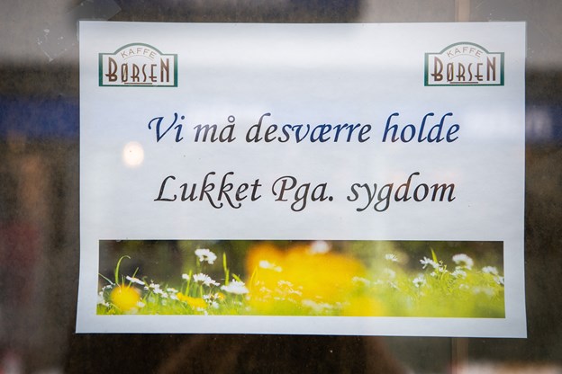 Handlende i gågaden bliver i øjeblikket mødt med skiltet her i Kaffebørsens ruder. Conni Schougaard Madsen fortæller, at man snart er klar til at beslutte, hvem der skal overtage. Line Lykkegaard Skou og Henrik Bo (foto)