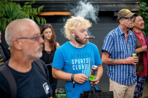 Det ny helle blev både fejret med øl og cigarer. Lise Stenbro og Henrik Bo (foto)