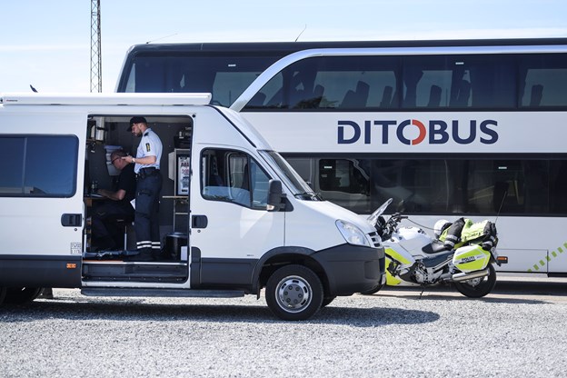 Politiet kontrollerer de busser, som bruges ved Dana Cup. Foto: Bent Bach Jesper Ramsing, Allan Vinding Sørensen og Peter Witten