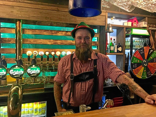 Stefan Lybek er bartender på Zwei Grosse Bierbar. Foto: Katrine Brix Camilla Gammelgaard