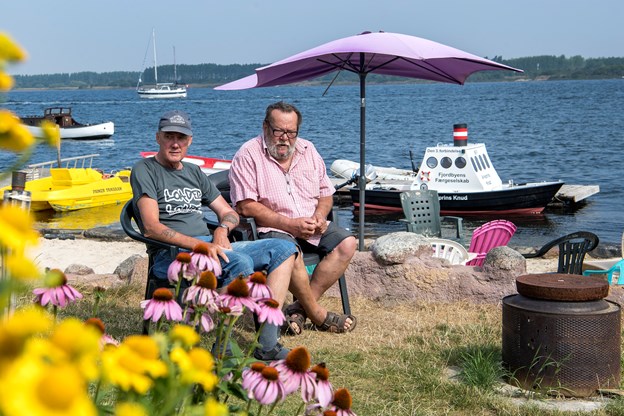 Peter Skov (til venstre) og Rye Thomsen, henholdsvis formand og næstformand hygger sig i solen. Anne Helene Kahr Thomsen og Laura Guldhammer (foto)