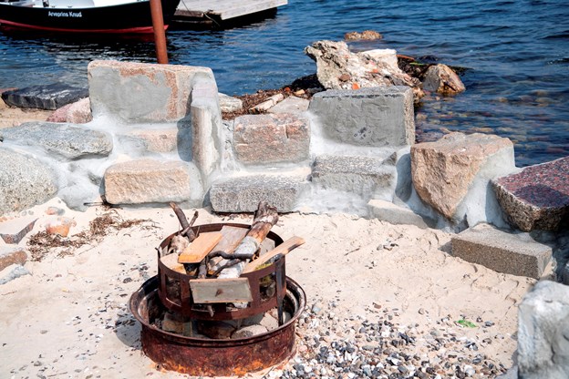 Der er også mulighed for at tænde bål - når det igen bliver lovligt. Stenene der dæmmer op for Limfjorden har engang været gravsten. Anne Helene Kahr Thomsen og Laura Guldhammer (foto)