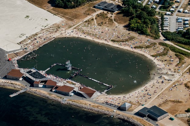 Vestre Fjordpark. Der er sort af mennesker i de brune omgivelser. Anne Helene Kahr Thomsen og Lasse Sand (foto)