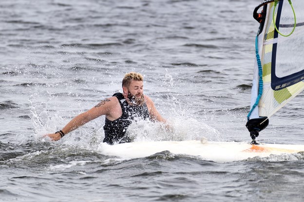 Det hænder, at man ryger en tur i baljen, når man windsurfer på livet løs, men Henrik Jespersgaard er hurtigt oppe på sit surfboard igen. Torben O. Andersen og Torben Hansen (foto)
