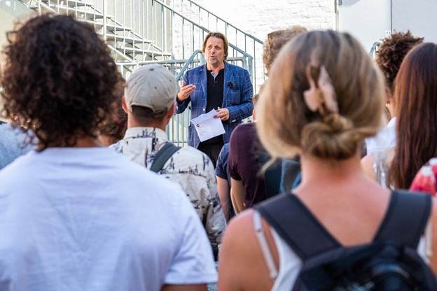Teaterdirektør Hans Henriksen byder velkommen. Anne Helene Kahr Thomsen og Lasse Sand (foto)