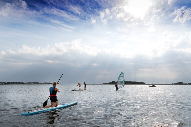 Windsurfing og stand up paddle kan vel næppe foregå i mere idylliske omgivelser end her på billedet. Det er en sand lise for sjælen at dyrke sin sport i et så skønt scenarie. Torben O. Andersen og Torben Hansen (foto)
