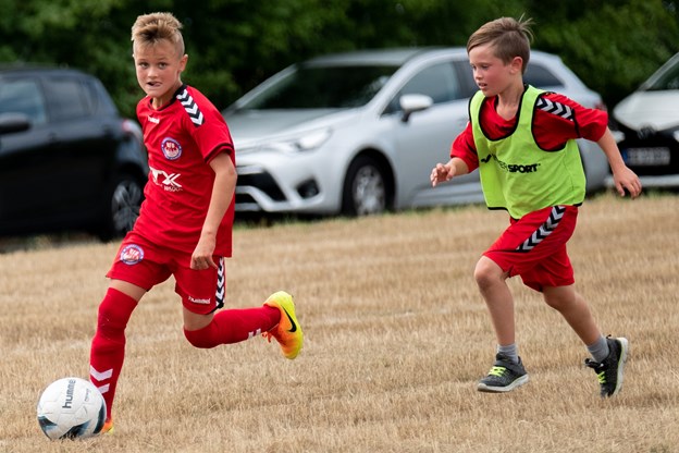 Indvielsen var i gang det meste af dagen, og der blev blandt andet spillet fodbold. Anne Helene Kahr Thomsen og Lasse Sand (foto)