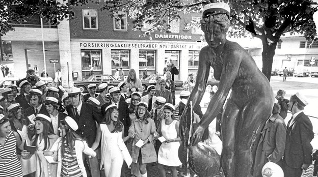 Det er langt fra nogen ny opfindelse, at man dekorerer lidt på byens kendte figurer. I 1971 fik Gåsepigen f.eks. lov at låne en studenterhue. Arkivfoto: Jens Morten Katrine Schousboe