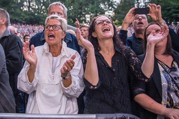 Der blev sunget, danset og ikke mindst fotograferet hele aftenen. Katrine Schousboe og Martin Damgård (foto)
