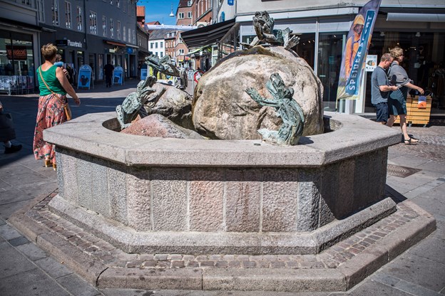 Vandkunsten Springtudser - i daglig tale ofte Frøspringvandet - i Bispensgade er udført af Aalborg-kunstneren Jørn Særker Sørensen. Tina Larsen og Martin Damgård (foto)