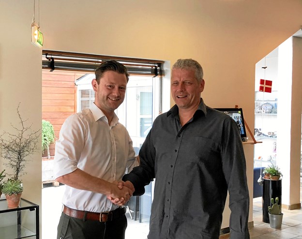 Peter Astrup og direktør Brian Fabricius, Hotel Viking i Sæby. Privatfoto Hans Christensen