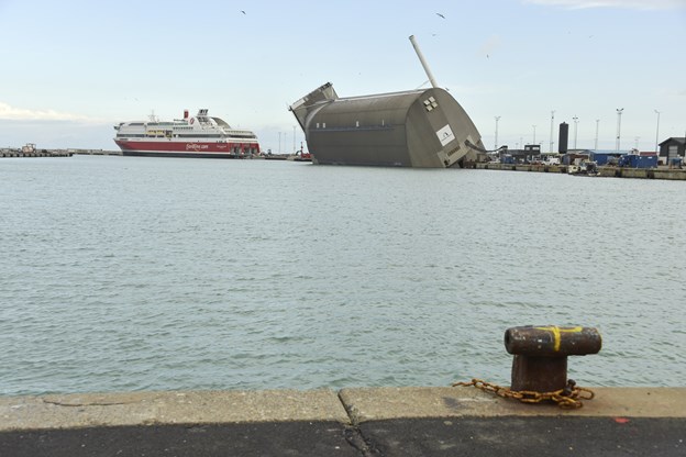 Den uheldsramte flydedok har vakt opsigt på Hirtshals Havn. Foto: Bente Poder Peter Witten