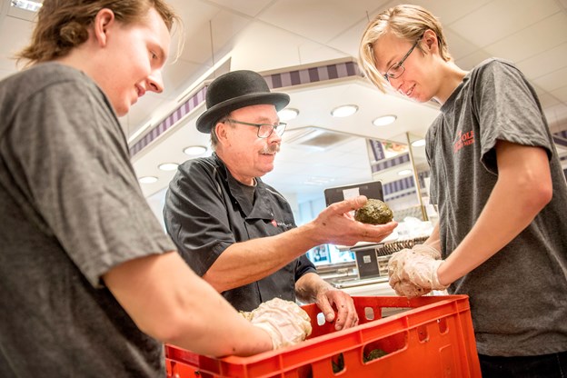 Her fra 2015 hvor gymnasielelever fra Aalborg Katedralskole arbejdede hos Slagter Ole i forbindelse med Operation Dagsværk. Arkivfoto: Daniel Bygballe Susie Skov