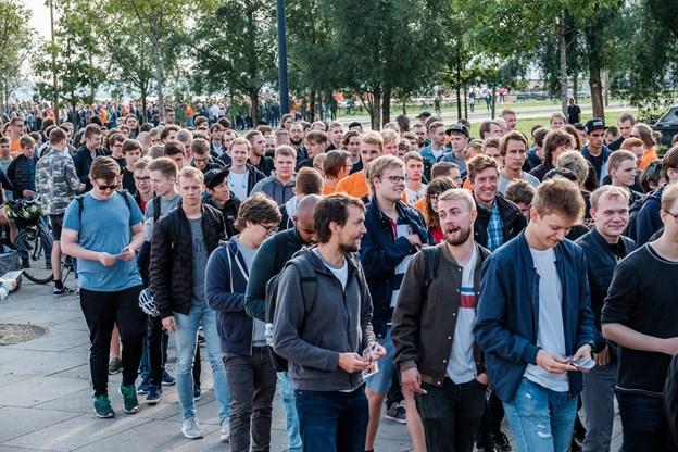 Tidligere foregik morgenkaffen på Gammel Torv, men det er i år flyttet til Havnen på grund af antallet af nye studerende. Camilla Gammelgaard og Lasse Sand (foto)