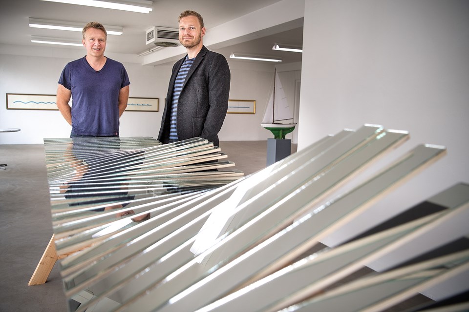 Janus Simmelsgaard (tv) og Klaus Højbjerg har åbnet galleri i Hobro, hvor de satser på installationskunst - eller såkaldt objekt- og konceptkunst. Her ses de ved skulpturen ”Wavy Bench”, hvis spejlglasbeklædte ”tangenter” bevæger sig i rytmiske bølgebevægelser, når man drejer på et svinghjul. Værket er skabt af Klavs Weiss. Dorrit Gap Jensen